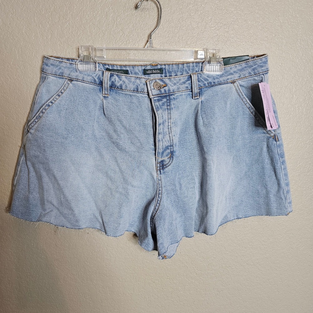 NWT Wild Fable Super High Rise Light Wash pleated button fly Denim Shorts   16